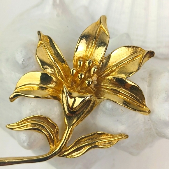 ♥️Bundle Only♥️♥️ Intriguing Gold Tone & Silver Brooch Trio - Picture 3 of 14